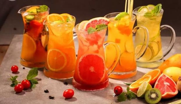 早期的水果茶大致的發(fā)展階段可以概括為：果味粉沖調(diào)、果醬加純茶底、果汁加純茶底、果醬加茶和少量鮮果。如今的水果茶是將某些水果或瓜果與茶一起制成飲品。水果的色彩鮮艷、味道清香、口感酸甜。這是消費(fèi)者對(duì)健康、天然產(chǎn)品注重而引發(fā)的結(jié)果。畢竟，健康、時(shí)尚、潮流才是我們喝水果茶的理由哇