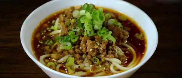 成都美食小吃擔(dān)擔(dān)面，鹵汁酥香，咸鮮微辣