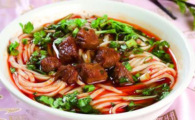 成都美食小吃擔擔面，鹵汁酥香，咸鮮微辣