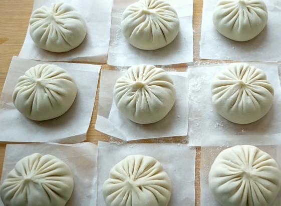 灌湯包的家常做法，皮薄勁道，湯汁豐盈，咬一口滿嘴留香