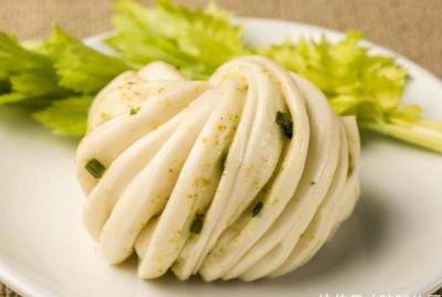面食如此做才簡(jiǎn)單，不發(fā)面、不用煮，比饅頭好吃，比花卷有嚼勁