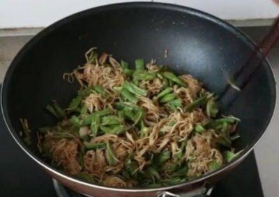 掛面不要水煮，這種做法，5分鐘出鍋，老人和小孩都喜歡吃！