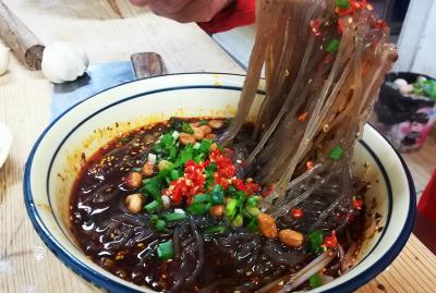 小吃酸辣粉培訓(xùn)哪家好？蜀味緣讓學(xué)員自主創(chuàng)業(yè)自立門戶