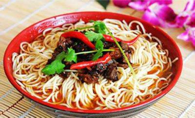 重慶小面技能訓(xùn)練哪家比較好？成都小吃訓(xùn)練中心