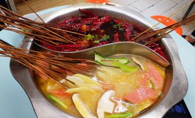 四川餐飲技術(shù)培訓(xùn)學(xué)校，哪里學(xué)習(xí)正宗串串香技術(shù)培訓(xùn)？