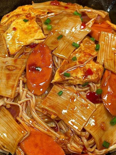 鐵板炒冷面技術培訓哪里好？蜀味緣專業(yè)教學，助您輕松創(chuàng)業(yè)！