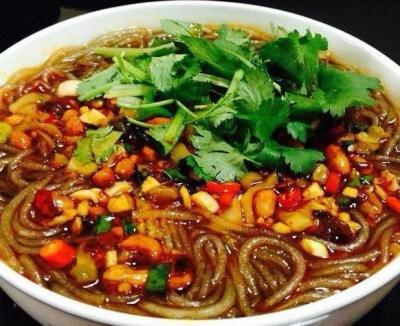 重慶酸辣粉技術(shù)培訓(xùn)哪里比較好？蜀味緣餐飲技術(shù)培訓(xùn)學(xué)校深度解析